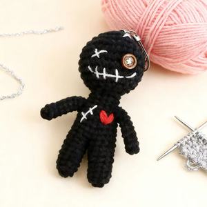 Bambola di Crochet Nera Malefica Personalizzata con Cuore Rosso, Portachiavi Fatto <span class=keywords><strong>a</strong></span> Mano per Peluche Imbottiti - Product Image 5