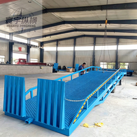 Rampe hydraulique pour le déchargement de conteneurs sur plateforme de chargement de chariots élévateurs avec pont d'accès mobile