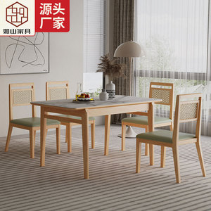 Juego de mesa y sillas de comedor de ratán y madera de caucho, 4 piezas, juego de comedor rectangular de madera maciza para el hogar y apartamentos pequeños - Product Image 1