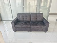 Canapé en tissu noir deux places PUZE PZ110, construction solide, sensation de confort, idéal pour les salons résidentiels et les hôtels