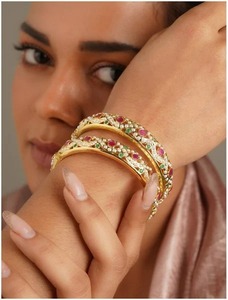 Brazalete Abierto Tradicional Hecho a Mano de Resina Ecológica en Tono Dorado - Product Image 4