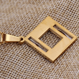 Collar con Colgante Cuadrado Geométrico Hueco en Oro con Incrustaciones de Zirconia, Cadena para Clavícula de Uso Diario, Joyería de Moda - Product Image 2