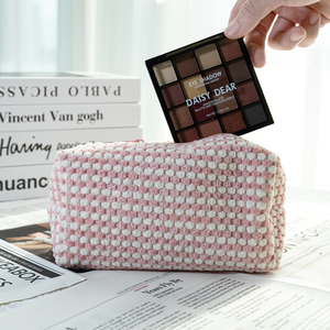 Bas quantité minimale de commande Durable chaud doux flou bonbons coloré femmes maquillage pochette lettre demoiselle d'honneur rose sac cosmétique pour fermeture éclair - Product Image 4