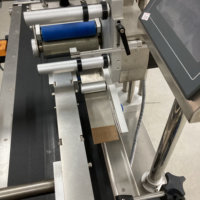 Bovendeksel Sabotage-Evident Etiketteermachine Voor Fraudebestendige Clamshell C-Wrap Fruit Groentedoos Fles Pot Hoekafdichting