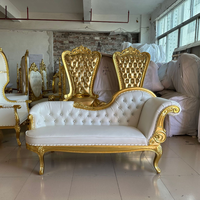 Canapé deux places de luxe de style européen orné avec accoudoirs incurvés et accents en cristal pour hôtels et événements