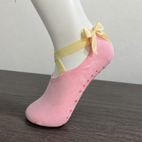Chaussettes pour femmes de haute qualité OEM ODM avec logo personnalisé, chaussettes de yoga avec grip en silicone, chaussettes de pilates