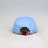 Casquette 5 panneaux bleu clair de haute qualité avec patch tissé, logo personnalisé, visière plate, sangle en maille réglable, pour activités de plein air, camping, sport, unisexe