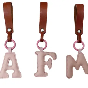 Gantungan kunci logam kulit liontin awal huruf tebal, aksesori gantungan kunci liontin alfabet untuk wanita