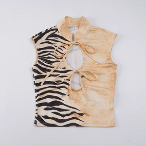 Camiseta de punto transpirable con estampado animal y corte ajustado para mujer, estilo urbano, con aberturas y lazo, ideal para salir en verano. - Product Image 2