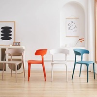 Chaise de salle à manger nordique moderne, chaise simple en plastique de style simple pour la maison et le bureau
