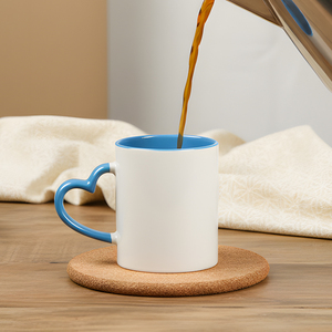 Taza de cerámica en blanco de 11 oz con asa de corazón y interior de color, ideal para prensa de calor DIY, regalo para el hogar u oficina, venta al por mayor - Product Image 2