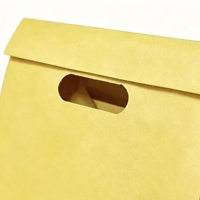 Sacs en papier kraft jaune personnalisables avec design à enroulement, poignées découpées et fond renforcé pour l'emballage alimentaire