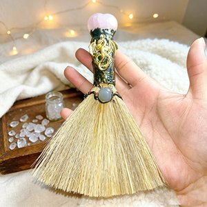 <span class=keywords><strong>Scopa</strong></span> <span class=keywords><strong>da</strong></span> <span class=keywords><strong>Strega</strong></span> in Cristallo Naturale a Forma di Cuore per Altare Wiccan, Rituale di Purificazione, Decorazione e Regalo - Product Image 2