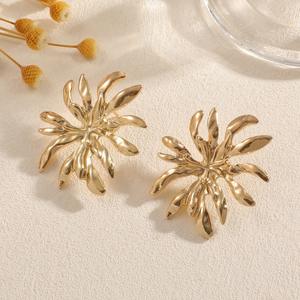 Pendientes de Botón con Forma de Pétalo de Aleación de Lujo Ligero Yuwen, Chapados en Oro de 24K, Diseño Clásico Unisex Versátil para Regalos de Navidad - Product Image 1