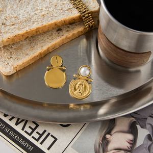 Boucles d'oreilles clous en acier inoxydable 316L plaqué or PVD 18 carats anti-ternissement, motif ange gardien, pour femmes, vente en gros - Product Image 5