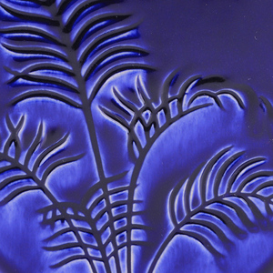 रेडीको हस्तनिर्मित सिरेमिक ब्लू वेस पाम लीफ राहत डिजाइन चमकदार फिनिश अद्वितीय फ्लैट गोल आकार घर सजावट उच्चारण - Product Image 6