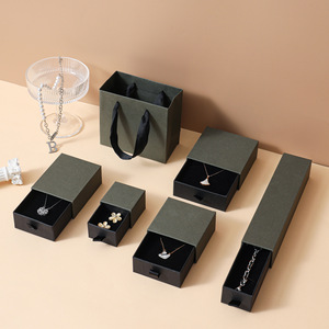 Boîte cadeau en carton recyclé durable <span class=keywords><strong>avec</strong></span> structure renforcée et insert en feutre doux pour une présentation sécurisée de bijoux précieux et montres - Product Image 2