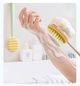 KH15 Hoge Kwaliteit Wegwerp Plastic 2-in-1 Zachte Borstelharen Lange Steel Exfoliërende Massage Lichaamsdouche Balborstel - Product Image 3