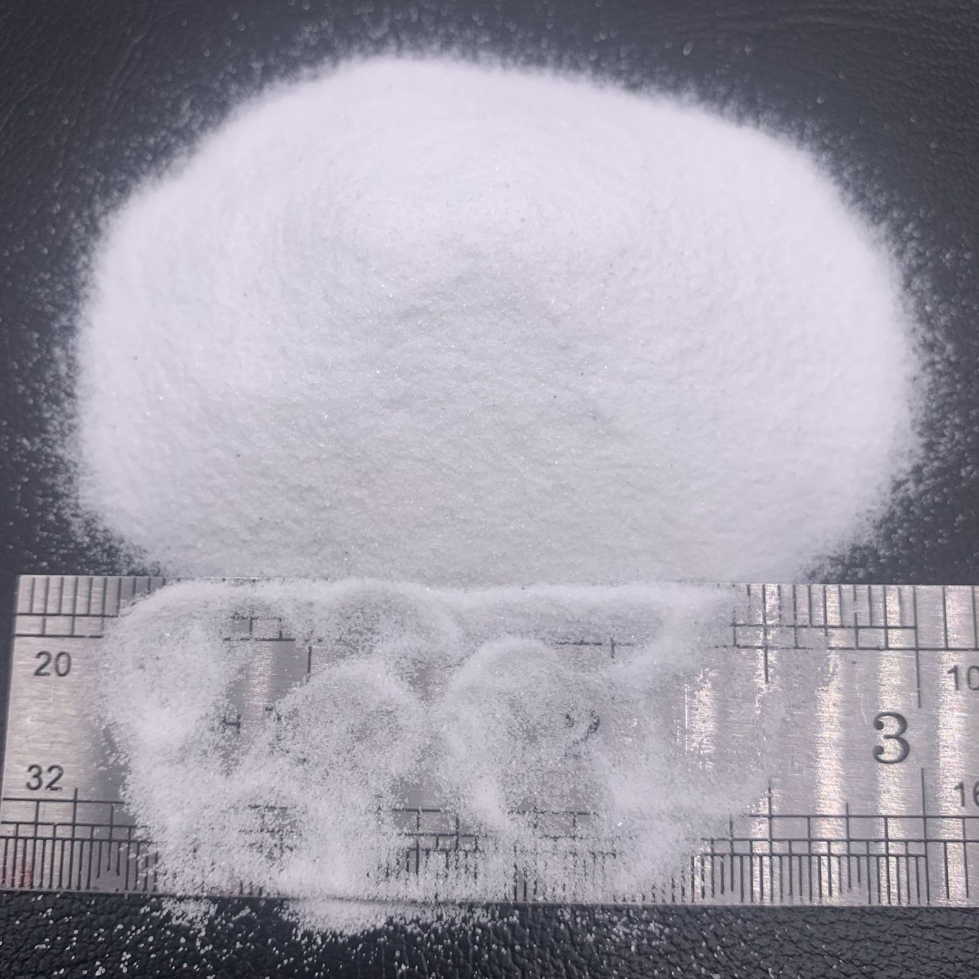 Sable de quartz extra blanc, granulométrie 80-120 mesh – plus fin que le sel.