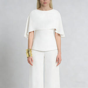 Chemisier élégant et minimaliste pour <span class=keywords><strong>femme</strong></span>, col bateau, manches cape, blanc, idéal pour le bureau ou les soirées - Product Image 3