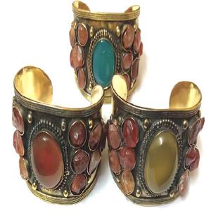 กำไลข้อมือรูปมงกุฎทำมือจากโลหะผสมสังกะสีและอาเกตแบบชาติพันธุ์เมืองมูราดาบาด สำหรับโอกาสวันครบรอบของผู้หญิง - Product Image 1