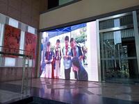 Écran publicitaire interactif personnalisé avec modules LED P2.5 couleur pleine résolution, lisible en plein soleil, pour écran de porte rotatif et rétractable