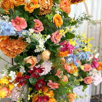 Ensemble de fleurs artificielles colorées avec des roses et des hortensias multicolores, parfait pour les décorations de fond de mariage rustique