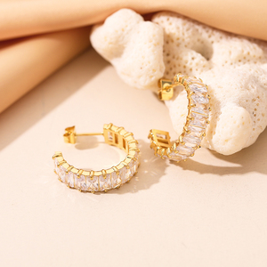 18K זהב מצופה אופנתי ללא להכתים בצבע C בצורת פתוח חישוק Huggie נירוסטה בגט מעוקב זירקון עגילי עבור נשים - Product Image 5