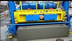 Machine mobile polyvalente de vibroformage du béton pour la fabrication de blocs préfabriqués emboîtables type <span class=keywords><strong>Lego</strong></span> et de moules en acier pour barrières de circulation routière - Product Image 5