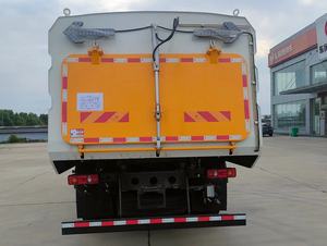 Camion balayeuse autolaveuse 12M3 avec rouleaux broyeurs intégrés pour l'élimination des saletés tenaces et des traces de pneus, véhicule de nettoyage en profondeur pour sols denses - Product Image 4