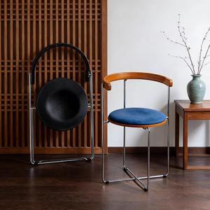 Chaise pliante nordique en bois massif avec coussin bleu pour salon et salle à manger - Product Image 1