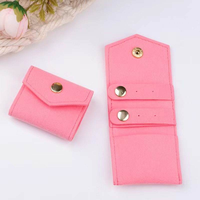 Emballage de luxe élégant, pochette en microfibre 5*6 cm, fermeture à bouton, impression sérigraphique, 6 couleurs disponibles, pliée pour bagues et boucles d'oreilles