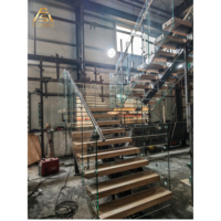 Escalier extérieur droit en acier sur mesure avec balustrade en verre feuilleté sans cadre pour l'extérieur de la villa