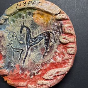 Aimant de réfrigérateur rond en argile fait main Sun Chaser, motif art rocheux, Talisman de la Voie de la Soie Ancienne pour la Manifestation et l'Énergie Positive. - Product Image 4