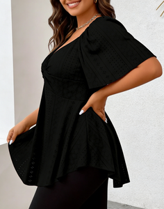 Top Peplum Negro de Tallas Grandes para Mujer con Cuello en V, Detalle Trenzado Frontal, Manga con Volantes, Bordado de Ojales y Dobladillo Asimétrico - Product Image 5