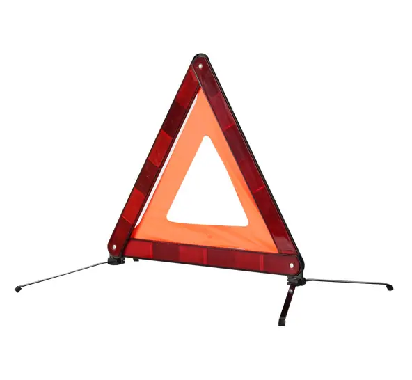 Triangoli di sicurezza dell'indicatore di emergenza sul bordo della strada e avvertimento riflettente della torcia elettrica