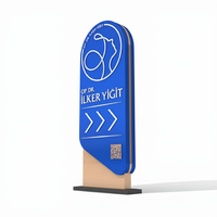 Pylône signalétique personnalisé avec logo et marque, lettres métalliques sur socle pour banques et institutions financières, signalétique directionnelle