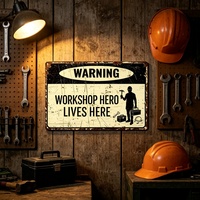 Plaque murale décorative vintage en métal amusante « Le héros de l'atelier y vit ici » pour les amateurs de bricolage, la décoration murale de garage et d'atelier