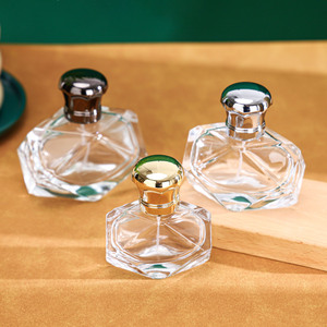 Elegante <span class=keywords><strong>Alien</strong></span> <span class=keywords><strong>Perfume</strong></span> Botellas de vidrio 30ml 50ml 100mL Diseño irregular con aleación Tapa de zinc Bomba Pulverizador OEM Embalaje personalizable - Product Image 3