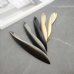 Juego <span class=keywords><strong>de</strong></span> tiradores <span class=keywords><strong>de</strong></span> metal negro y dorado simétricos para cajones, muebles, armarios y guardarropas - Product Image 1