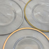 Assiettes rondes de chargeur de mariage baroques en or clair de 13 "avec bordure en or pour décor de table décoration d'événement de restauration