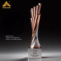 Trofeo de Resina en Forma de Tubo Retorcido en Degradado Oro Rosa y Plata 2026 con Base Grabada Personalizada para Premio Conmemorativo de Empleados de Empresa