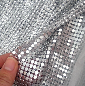 Tissu en maille de paillettes métalliques argentées flexibles - Tissu en maille de chaîne d'<span class=keywords><strong>aluminium</strong></span> pour la mode et les applications décoratives - Product Image 3