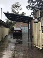 Cochera de Aluminio en Forma de L con Diseño de Esquina, Estructura Impermeable, Ahorro de Espacio para el Patio del Hogar