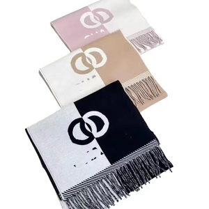 Sciarpa Invernale per Bambini in Cashmere Jacquard Double-Face - Scialle Lungo con Design a Blocchi di Colore e Lettere Multifunzione - Product Image 2