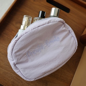 Sac de toilette pour femmes avec logo brodé durable, grande capacité, sac de voyage cosmétique pour femmes, sac à fermeture éclair personnalisé haut de gamme pour femmes - Product Image 1