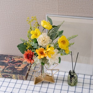 Bouquet de fleurs artificielles CallaFloral jaunes, oranges et blanches en plastique pour la décoration de la maison et les accessoires de mariage CF01462 - Product Image 1