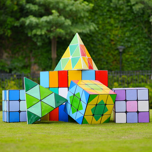 Escultura de Cubo Piramidal de FRP en Colores Brillantes, Adorno Geométrico Duradero para Centros Comerciales, Parques Temáticos y Paisajes Exteriores - Product Image 4