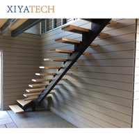Escalier flottant contemporain XIYATECH avec marches en bois massif éclairées par LED, garde-corps en verre et limon en acier invisible