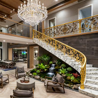 Escalier en L intérieur élégant en bois massif avec design moderne et garde-corps en verre ou en acier